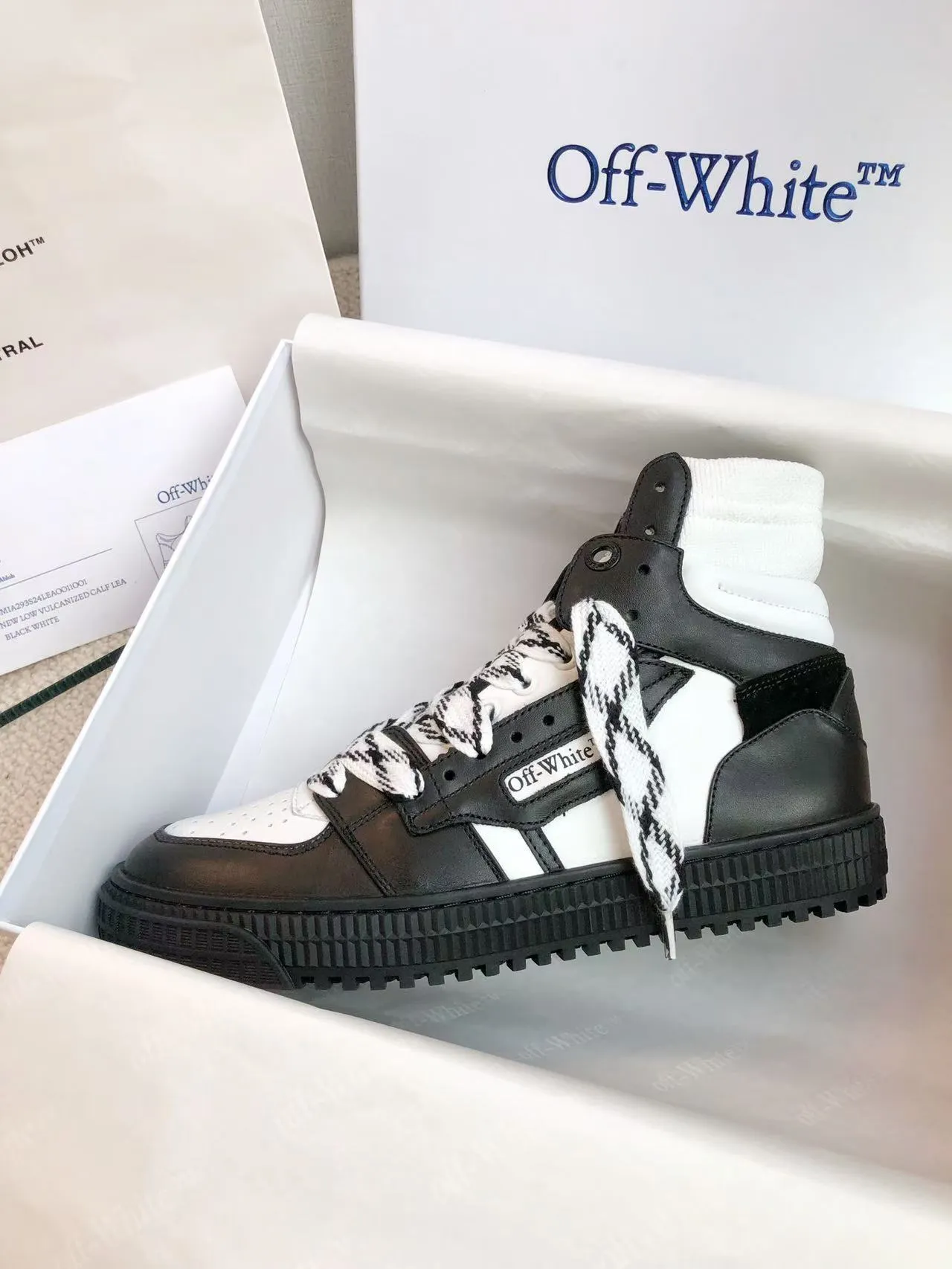 Men's men's shoes P660! 🌈🌈OFF WHITE🌈🌈 ⚡️Couple model⚡️🍓New color🍓 👉Ex-factory price: 130-45 The latest spring model of Gaobang street casual Martin style masterpiece, released the highest quality version on the market 👊 Series original mold opening, original lasting, production technology 1:1 original ➰🔜The best choice for more and more celebrities and Internet celebrities🔸In the classics Changes in the code🔸Innovate in the trend🔸Strive to break away from the shackles of bad street design🔝Although he is not the originator of fashion design, he is definitely a shining dark horse in avant-garde design🐴🆙Do not follow the trend🔅Not universal beauty🔅 Fabric💯First-layer cowhide Lining💯Imported skin-friendly and environmentally friendly polyester mesh Foot pads💯Original molded high-elastic environmentally friendly molding pads Midsole💯Original lasting process Outsole💯Rubber outsole Packaging💯Official website synchronized full set of packaging (brand wrapping paper, brand certificate, brand cloth bag)